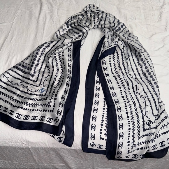 Chanel silk scarf shawl - Picture 7 of 7